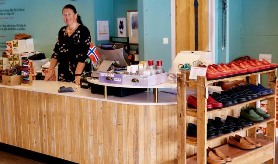 Mette Bakketun i fabrikk-butikken i Flåm, Aurland.