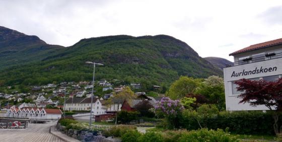 Livet i vakre Flåm i Aurland kommune, er godt. Det bekrefter tidligere fabrikksjef Mette Bakketun.